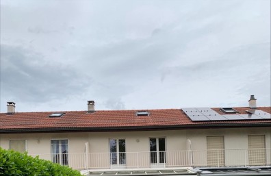 Villa mitoyenne avec jardin clôturé.