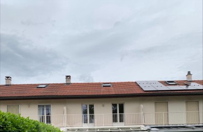 Villa mitoyenne avec jardin clôturé.